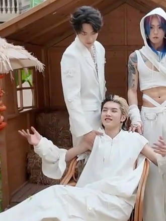 有一个男人的手就这样伸进去了,后面要摸发尾