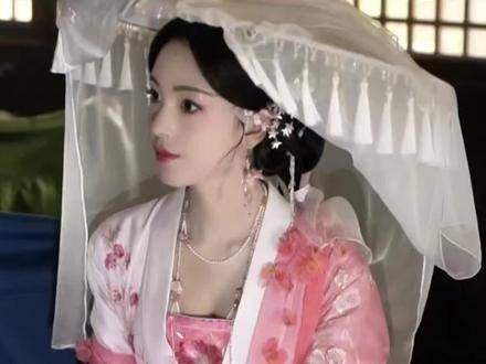 “眉黛夺将萱草色” 林允陈瑶包上恩演绎的那些惊鸿一瞥的美女