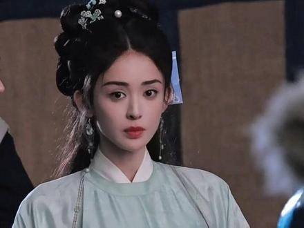 走戏里的娜扎,穿着青色服饰真美,顺便来个空镜超可爱 美女也会有emo时刻呢