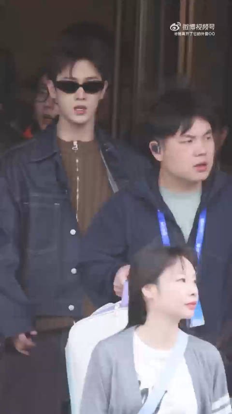 李昀锐牛仔墨镜造型亮相奔跑吧,风吹炸毛显清爽