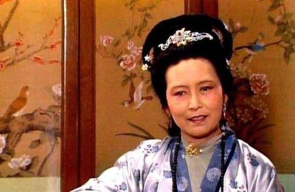 红楼梦中贾母为什么会请刘姥姥逛大观园呢？有三个不得不说的缘故