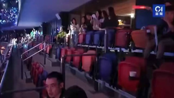 96岁李嘉诚携周凯旋现身五月天演唱会,随音乐打拍子驾轮椅退场!