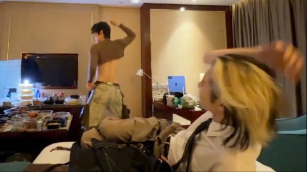 这对吗?少爷就这么躺床上看姐扭腰抖屁股 还“wow~”