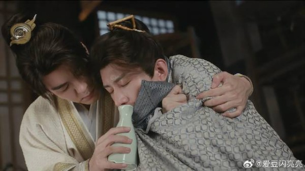 李莲花毒发,方多病嘴上说不管,却把他搂怀里照顾一晚上
