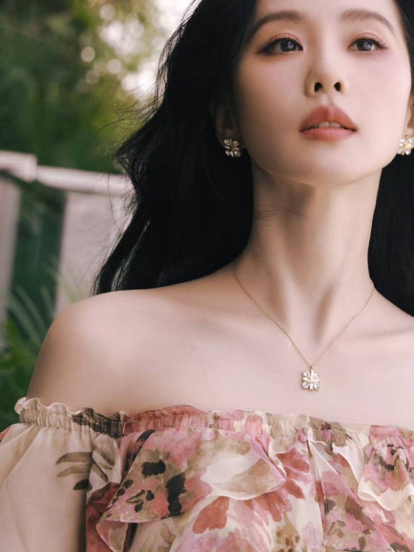 刘诗诗展现天鹅颈。