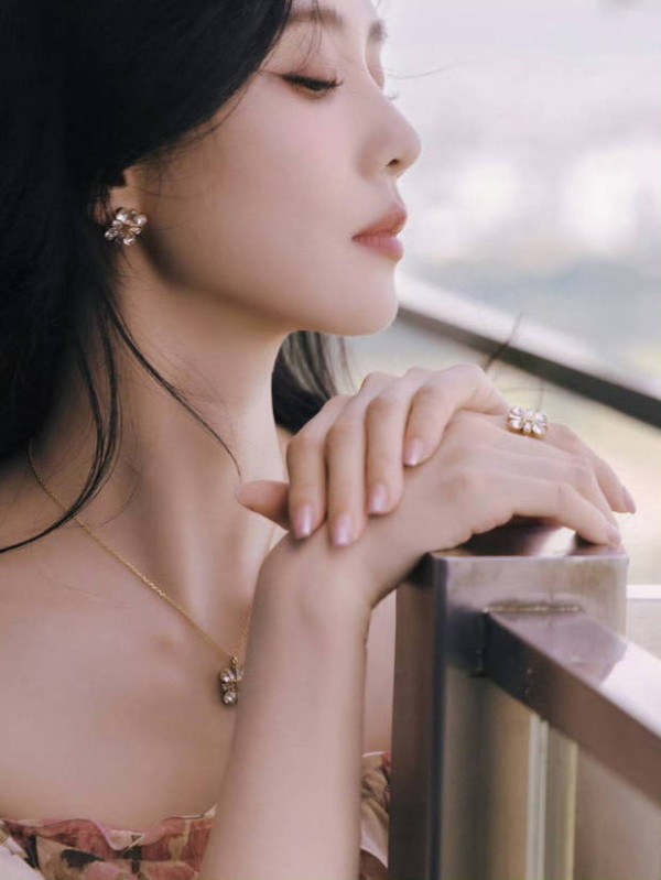 刘诗诗气质温柔。