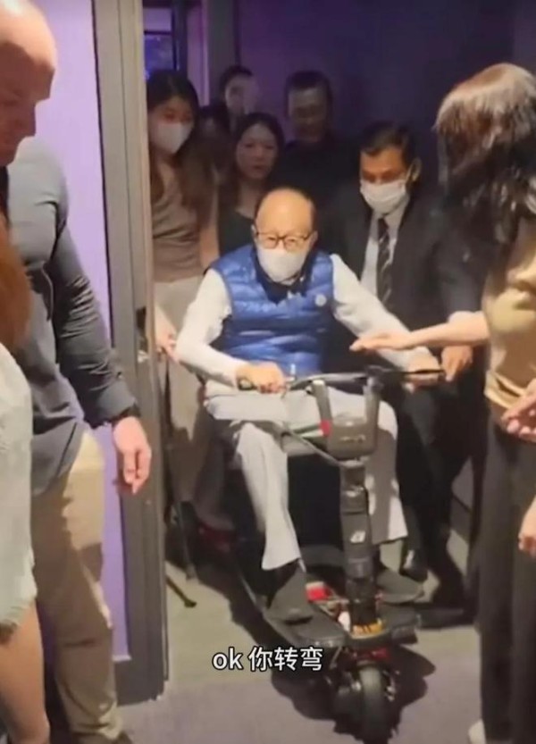 97岁李嘉诚去看演唱会，骑着电动车，苍老了好多，头发几乎掉光了