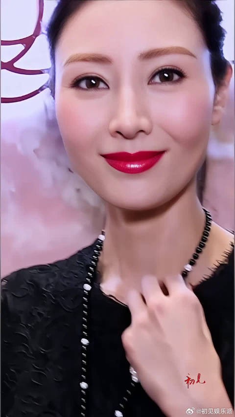 香港第一美女,李嘉欣嫁入豪门后隐退,如今50岁了
