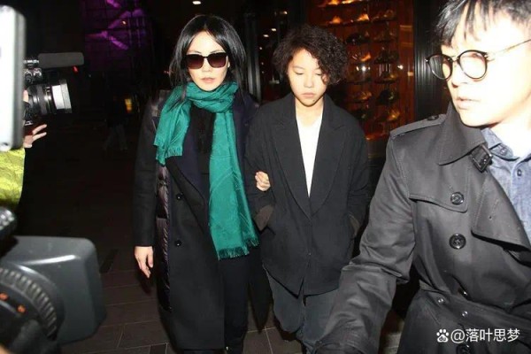55岁王菲貌美如初，与谢霆锋烛光晚餐，十年复合为何如此甜蜜？