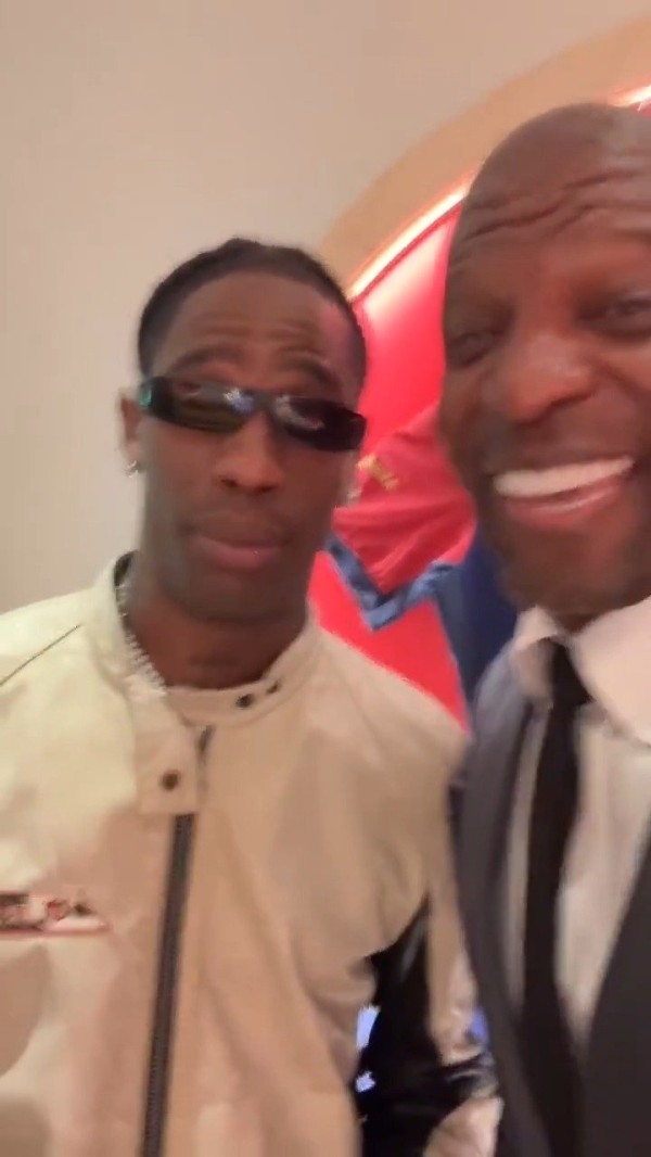 Terry Crews和Travis Scott 模仿亨利的标志性抖嘴角