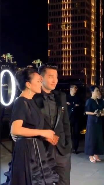 亮相多伦多,巩皇气质非凡,与帅气的赵又廷同框,镜头前魅力十足