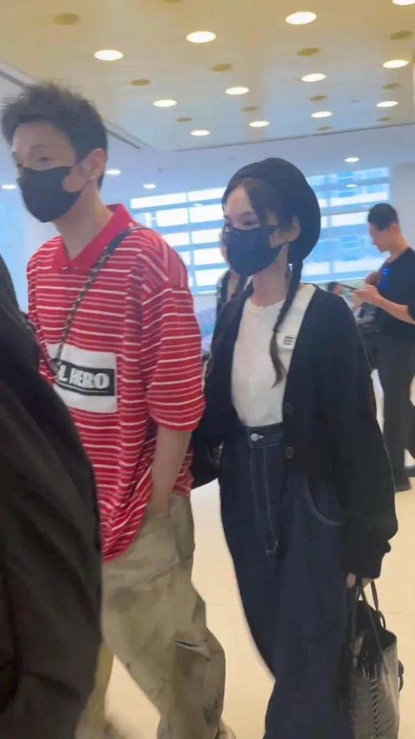 杨丞琳李荣浩现身厦门机场，全程手牵手，杨丞琳扎着小辫子好少女