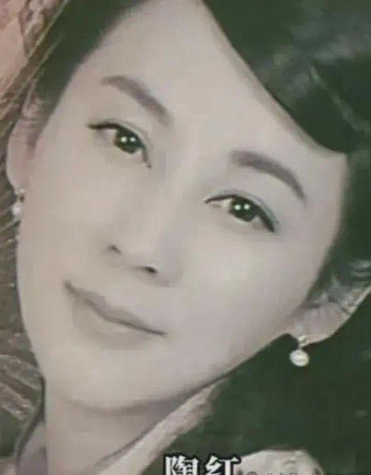 48岁陶红因病去世，9岁女儿一路跪拜祈福，与乐嘉婚姻仅维系3年