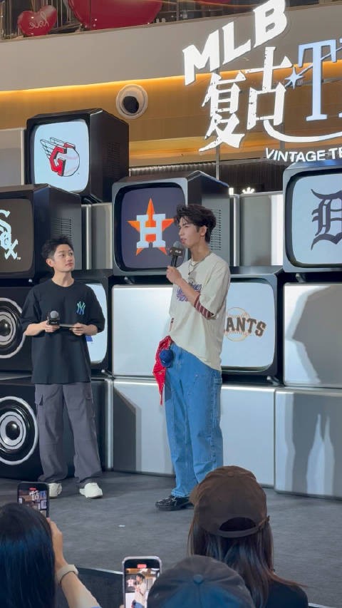 张凌赫杭州出席MLB活动，复古造型引粉丝围观