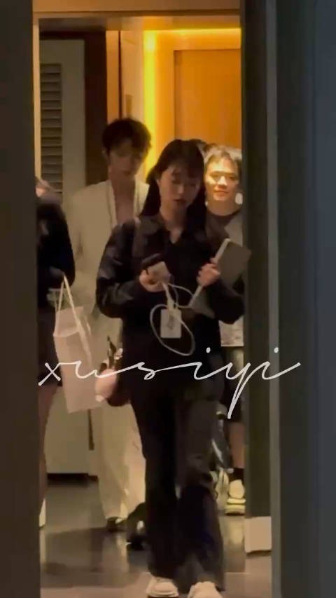 周翊然白色深V西装造型展现杂志大片质感