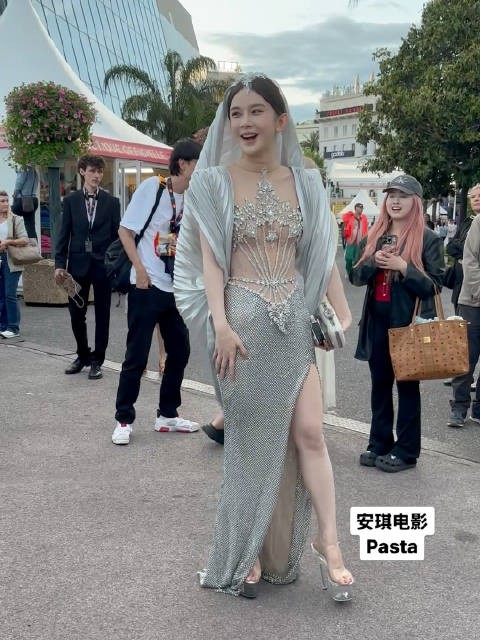 内娱女星代表赵樱子礼服被毁后突染现身戛纳这身材美成这样我是万万没想到的!