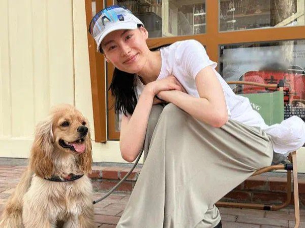 梁洛施晒高清原图！脸颊凹陷有点显老，李泽楷3个儿子陪她过节