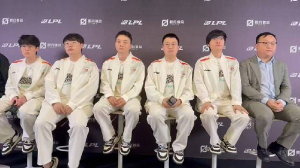 进场入座完了以后 大家都沉默了很久