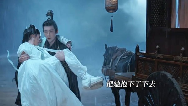魏劭雨中抱发烧小乔策马疾行