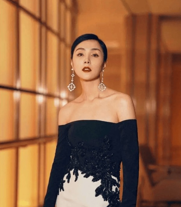 娱乐圈最干净女演员，26年无绯闻，50岁依旧是观众女神