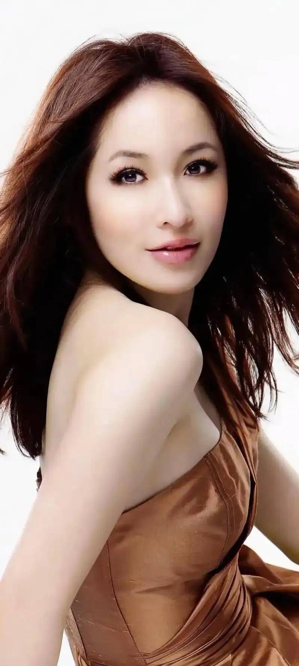 46岁萧亚轩穿牛仔套装似少女！纤细长腿曼妙身材美爆了