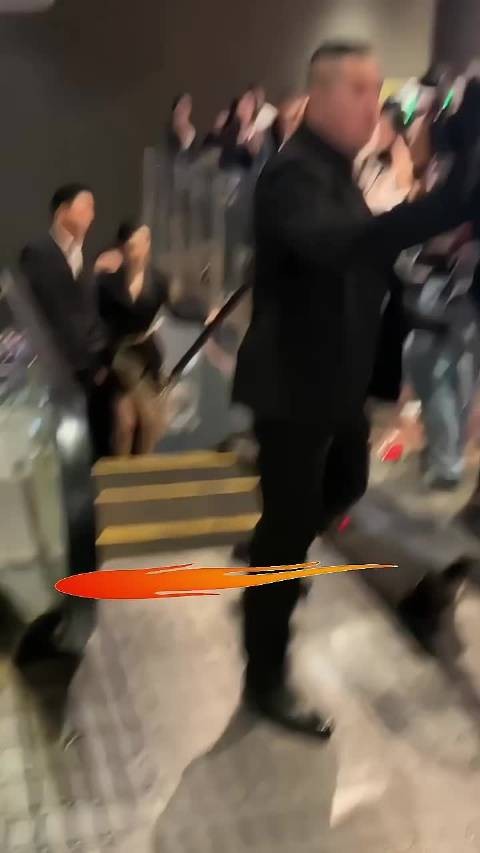 谁懂!冯绍峰赵丽颖同框打招呼被我们蹲到了!