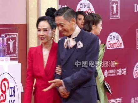 开幕式红毯上，周润发与妻子一同亮相，风采依旧周润发 别叫我赌神
