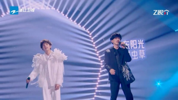 王源 周传雄合唱《推开世界的门》 一白一黑穿搭,神仙合唱!