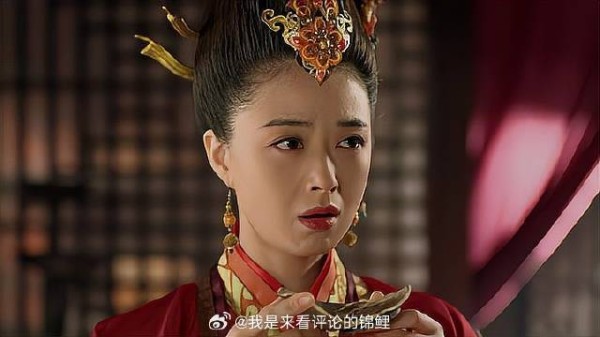 王后嫉妒宠妃生子，偷偷下堕胎药，还好被好姐妹发现