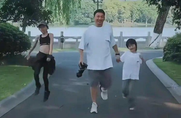 黄磊孙莉带全家逛西湖：多妹颜值不亚于多多，8岁小儿子撞脸李现