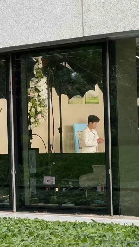 李昀锐亮相清风系造型展贵公子气质