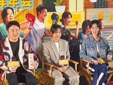 张小斐像是被贾玲绑定长达8年之久,现在终于解脱了!