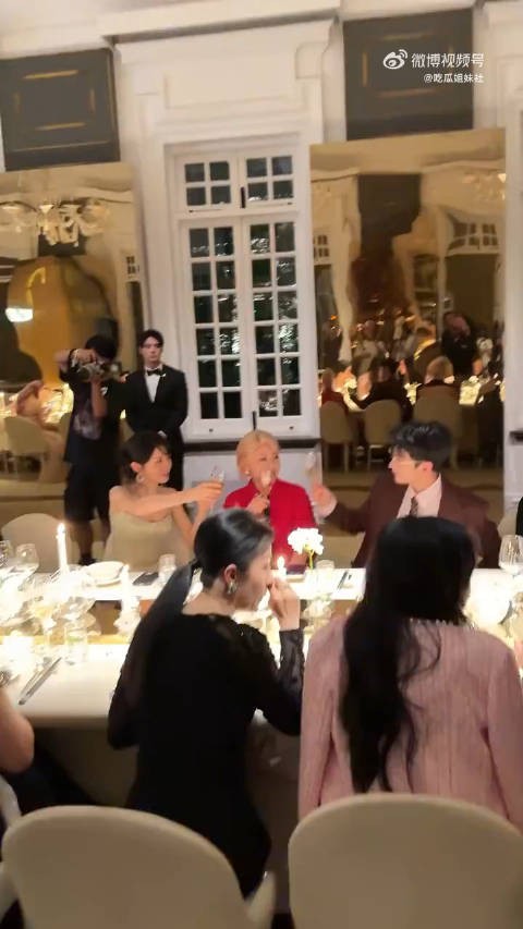 杨洋田曦薇同框碰杯引合作期待