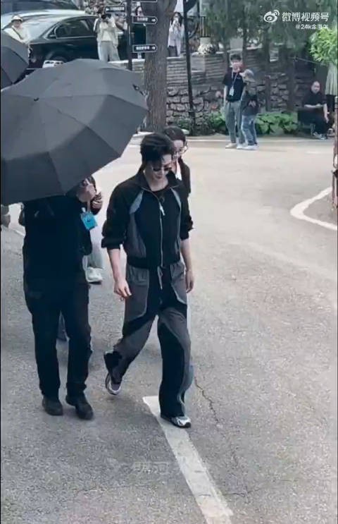 刘宇宁龚俊粉丝争偶像颜值，刘宇宁喊话别打起来