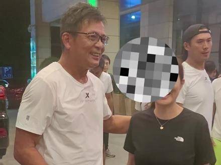 黄日华亲民现身，与路人聊天签名来者不拒