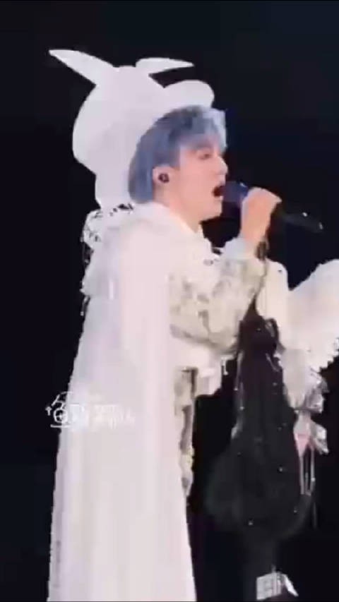 周深演唱会帽子掉落引热议,动作丝滑被疑精心设计