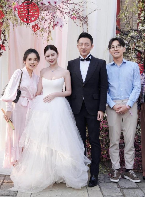汪小菲马筱梅婚后首露面，带朋友逛北京被偶遇，谈笑风生好幸福