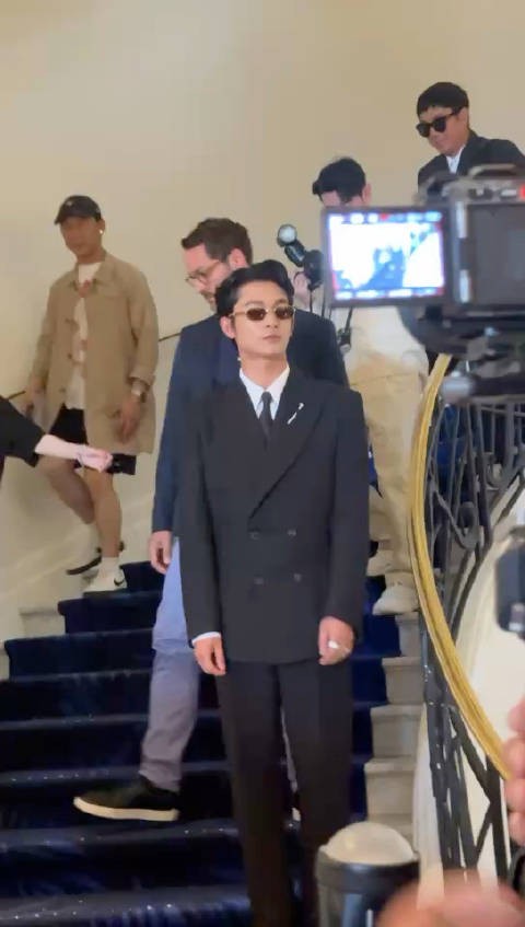 张宥浩周也遇撕拉片空白,红毯造型引关注