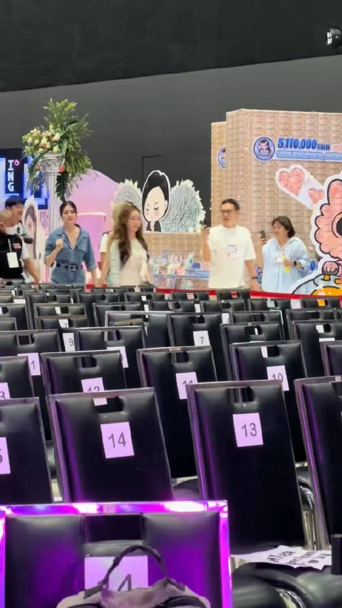 在爱人面前愿意低下头听她说话，看她笑，那种爱的感觉只有自己知道
