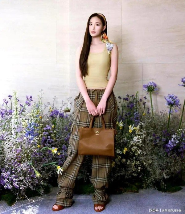 梧桐妹发小S女儿照片，贾静雯吃醋酸言酸语，母女俩相处似姐妹