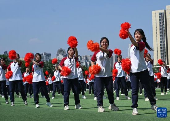5月19日，重庆市二十九中学，同学们参加啦啦操大课间活动。新华社记者 陈诚 摄