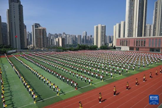 5月19日，重庆市二十九中学，同学们参加啦啦操大课间活动。新华社记者 陈诚 摄