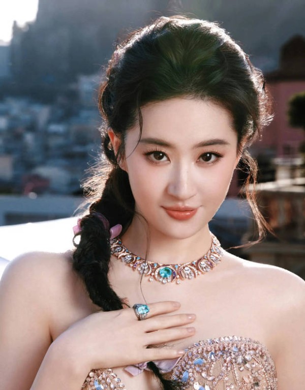 搜狐娱乐讯 5月20日，刘亦菲一组美照释出，照片中她穿闪钻裸色抹胸裙温柔优雅，侧编麻花造型明媚俏皮。