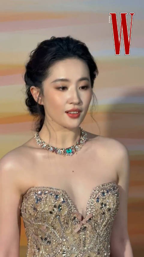 刘亦菲亮相宝格丽活动造型清新少女感十足
