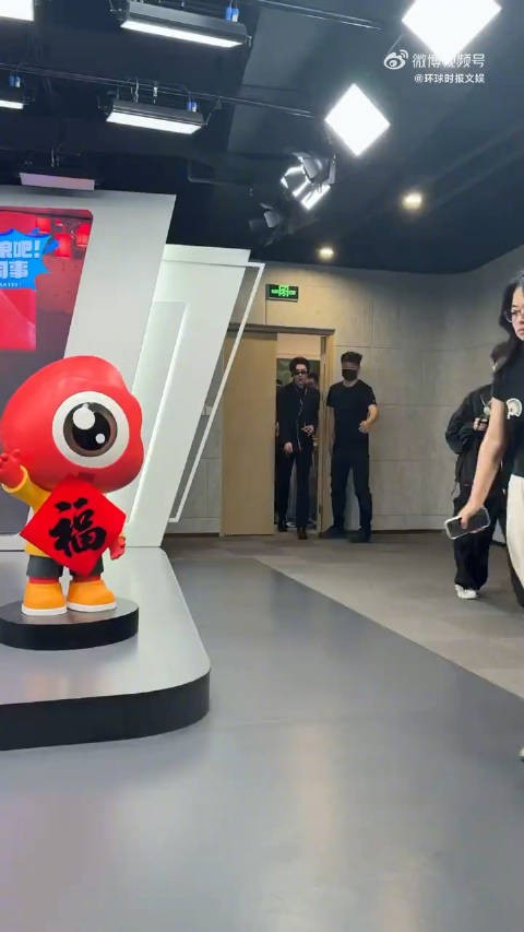 刘宇宁扫楼身高引惊叹,直拍展现压迫感