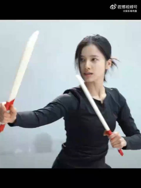 张婧仪在藏海传打戏转场视频里的表现太绝，她真的是为古装打戏而生！