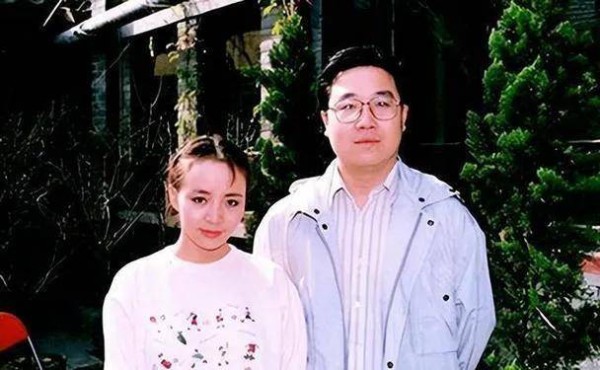 65岁英达晒北京别墅，家中藏品价值连城，老舍旧照与黄永玉画作现身！