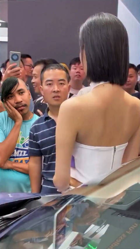 这是我见过看车展最专注的男人，没有之一