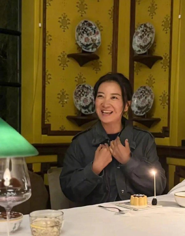 贾玲上海庆43岁生日，气质出众，颜值身材都保持得极好