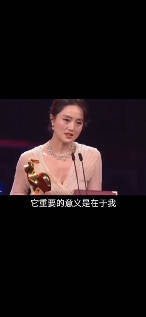 朱媛媛讲获奖感言尹露哭了,当时都没在意,现在看来尹露应该知道她的情况!